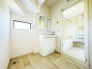 【洗面所】朝シャンにも便利なハンドシャワー付の洗面化粧台三面鏡！