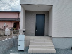 玄関　宅配ボックス付き