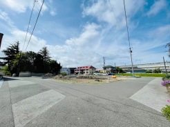 ３号地側より
北側 約5.98ｍ 市道
東側 約5.98ｍ 市道
