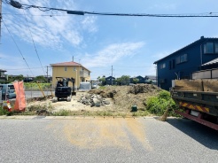 １号棟　建築中
同仕様の完成物件ございます。お気軽にお問合せくださいませ。