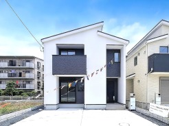 白と黒のコントラストが際立つ洗練された外観は、周辺の街並みにも調和するモダンな佇まいで、日々の帰宅が楽しみになるような落ち着きと清潔感のある住まいです

