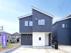 洗練されたモノトーンの配色が際立つ、端正な佇まい。シャープなシルエットと落ち着いた色調が、周辺の景観に静かな調和をもたらすモダンな外観デザインです
