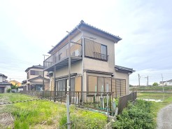 悠然とした風景と調和し、穏やかな日々が流れる住まい。視線を遮るルーバーから漏れる柔らかな光が、心地よいプライベート空間を演出します
