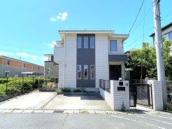 洗練されたモノトーンの外観が街並みに静かに調和する、新昭和施工の住まい。端正なフォルムと落ち着いた色使いが、日々の暮らしに心地よい気品を添えてくれます
