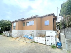 落ち着いた色調の外壁が周囲の自然な風景と調和し、静かで穏やかな日常を感じさせる佇まいです
