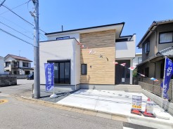 モダンな装いの外観が、澄んだ青空の下で洗練された印象を与えます。温かみのある素材感とシャープなラインが調和し、新しい暮らしへの期待感を高める空間が広がります
