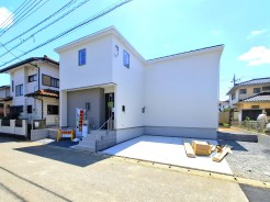 空と建物が織りなす、清々しいコントラスト。新しい暮らしの始まりを予感させる、洗練された佇まいがここから始まります
