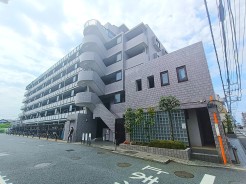 街並みに馴染む落ち着いた佇まいと、日々の暮らしを支える充実した周辺環境が調和する、心地よい住まいです