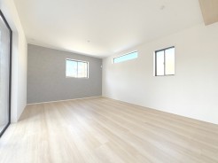 南向き、2面採光の明るいリビング