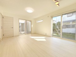 南東向きの明るいリビング