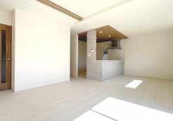 開放感のある折り上げ天井
キッチンにはポップアップ天井使用