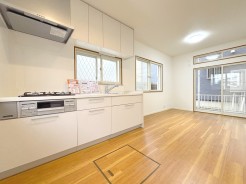 南向き、3面採光の明るいリビング