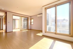 高台で明るく開放感のあるリビングルーム