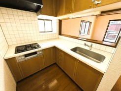 収納豊富なＬ字型キッチン