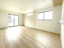 3号棟
南東向き、2面採光の明るいリビング