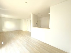 南東向き、2面採光の明るいリビング