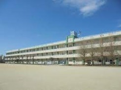 市立飯山満小学校