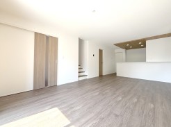 ＬＤＫ17.67帖
空間にメリハリの出るポップアップ天井のキッチンスペース