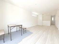 南東向き、2面採光の明るいリビング
19.25帖