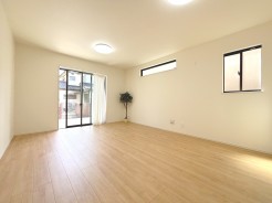 南東向き、2面採光の明るいリビング