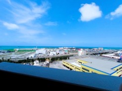 【バルコニーからの眺望】那覇空港に着陸する飛行機が見えます