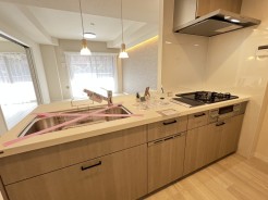 対面キッチンからリビングを見渡せます
