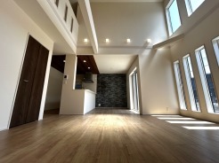 約１７帖の吹抜けリビングで解放感のある空間を