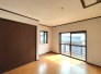 洋室8帖　屋根裏収納収納付き