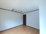 洋室8帖　屋根裏収納収納付き