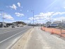 歩道の整備された前面道路
接道状況：東側約22.7ｍ公道/南側約17ｍ公道