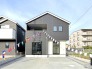 3号棟 落ち着いた色調の外壁が、洗練された印象を与える住まい。モダンなデザインでありながら、どこか安心感も漂う外観は、日々の暮らしに心地よい調和をもたらします
 2026/05/02m