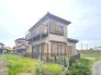 悠然とした風景と調和し、穏やかな日々が流れる住まい。視線を遮るルーバーから漏れる柔らかな光が、心地よいプライベート空間を演出します
