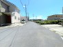 前面道路は広々とした6ｍの幅員が確保されており、ゆとりある空間が日々の往来をスムーズにします。整った街並みに調和する、開放感と落ち着きを感じさせる住環境です
