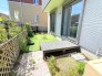 室内から外の風を感じられる心地よい距離感のウッドデッキが、暮らしにささやかな安らぎと、開放的な外とのつながりをもたらしてくれます
