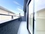 空の広がりを感じる開放的なスペースは、外の空気を感じながらゆったりと寛ぐための心地よい場所となりそうです
