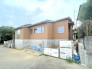落ち着いた色調の外壁が周囲の自然な風景と調和し、静かで穏やかな日常を感じさせる佇まいです
