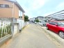 南側に広がる幅員4mの道路に面した、落ち着いた佇まいの住環境です。セットバック不要でゆとりがあり、日常の暮らしに穏やかな心地よさを感じさせる、静かな景観が魅力的な立地となっております
