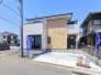 モダンな装いの外観が、澄んだ青空の下で洗練された印象を与えます。温かみのある素材感とシャープなラインが調和し、新しい暮らしへの期待感を高める空間が広がります
