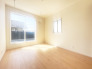 【洋室】2Fの洋室には、雨の日でも安心で便利な室内物干しを設置！