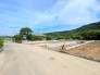 【前面道路を含む現地外観(2号棟)】