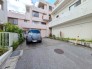 【駐車場】お部屋と同フロアにあるため、階段を通らずに玄関まで行けます