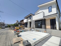 南西側 約5.9~6.0m 公道