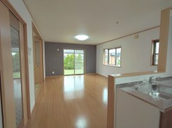 キッチンからリビング