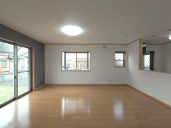 明るいリビングで楽しいひと時をお過ごしください