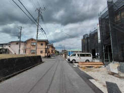 現地建築中 前面道路 3号棟側より
西側 約5.9m 市道