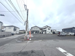 北側 約6.0m 市道
西側 約8.0m 市道