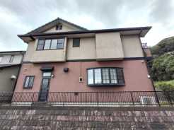 デザイン性あふれるアーチ形出窓が印象的。
キッチンへ直接出入りできる便利な勝手口付き。