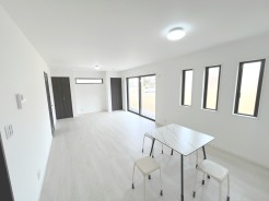 家族が自然と集まる広々LDK は、南東向きで陽当たり良好!