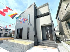 モダンなデザインが洗練された印象を与える住まい。ゆったりとした駐車スペースは日々の暮らしに快適さをもたらします