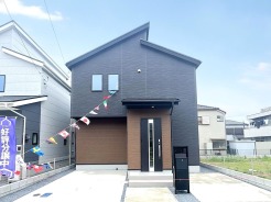 洗練されたダークカラーの外観が印象的な、シャープなシルエットの佇まい。落ち着いた色合いの中に木目調のアクセントが映え、モダンで端正な美しさが日々の暮らしに心地よい調和をもたらします